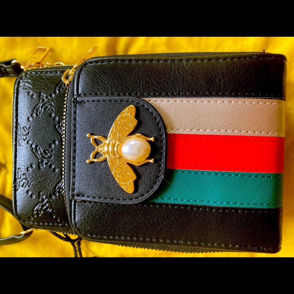 Small multi-pocket purse with bee